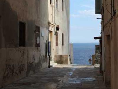 Sources: iPhone 17e with MagSafe is coming soon; iOS 26.4 beta with updated Siri slated for the week of Feb. 23, M5 MacBook Pros as early as the week of Mar. 2 (Mark Gurman/Bloomberg)